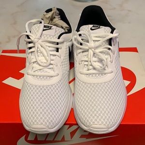 - Nike Tanjun